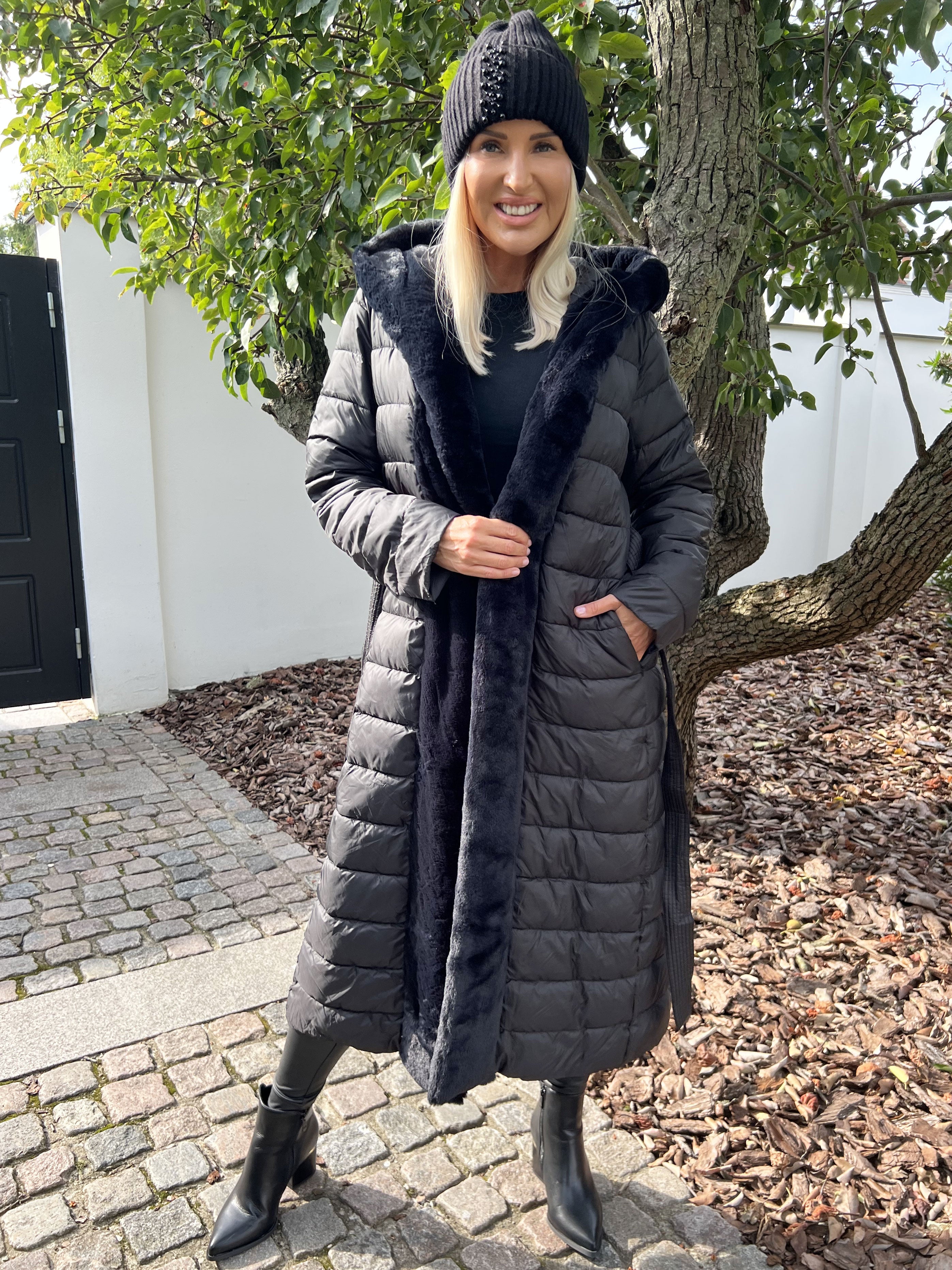 Adriana - Lang sort dynejakke med faux fur kant